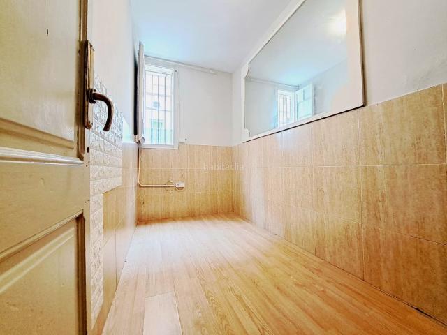 Casa pareada en venta en Barcelona, Barri de les Corts. Exclusiva casa con encanto y terraza privada en ubicación premium. Casas pareadas.