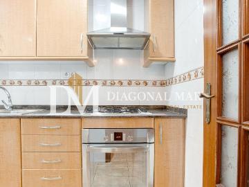 Casa pareada en venta en Barcelona, Besòs Maresme. Casa con patio privado y gran espacio polivalente lista para entrar a vivir. Casas pareadas.