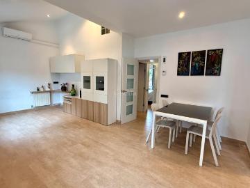 Casa pareada en venta en Barcelona, Horta. CASA pareada reformada impecable con TERRAZA PATIO de 27m2. Casas pareadas.