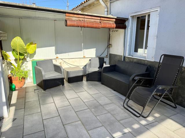 Casa pareada en venta en Barcelona, Horta. CASA pareada reformada impecable con TERRAZA PATIO de 27m2. Casas pareadas.