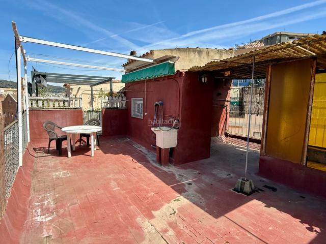 Casa pareada en venta en Barcelona, La Font d´en Fargues. ¡CASA unifamiliar con terraza de 40m2 y 2 plazas de parking!. Casas pareadas.