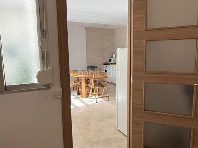 Casa pareada en venta en Barcelona, Vila de Gràcia. Vivienda única de dos plantas en Gràcia con gran espacio polivalente y mucha luz natural. Casas pareadas.