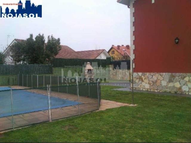 Casa pareada en venta en Bareyo, Ajo. REF 000724 PRECIOSO CHALET PAREADO CON PISCINA PROPIA, PARCELA DE 500M2. Casas pareadas.