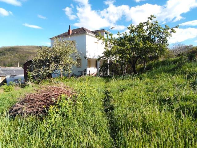 Casa pareada en venta en Barjas. LOTE UNICO EN EL BIERZO: CASA DE 200 M², EDIFICACION DE PIEDRA Y FINCA. Casas pareadas.