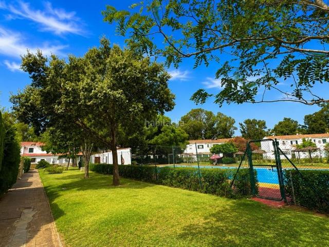 Casa pareada en venta en Barrios Los. Vivienda pareada de 4 dormitorios con piscina comunitaria en Mirador del Río, Los Barrios. Casas pareadas Barrios.