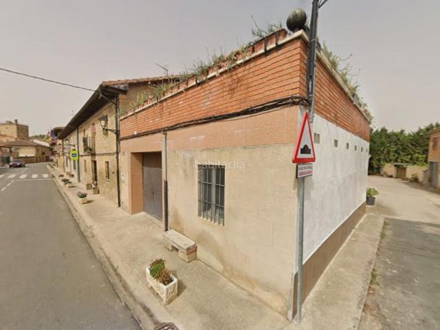 Casa pareada en venta en Baños de Rioja. Oportunidad. Baños de Rioja. Gran casa de piedra con amplia terraza de 78 m2 y jardín privado de 170 m2 en el precio de 200.000. Casas pareadas Baños de.