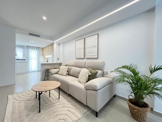 Casa pareada en venta en Benferri. Villa adosada de 3 dormitorios con garaje y solarium privado en BenferriAlicante. Casas pareadas.