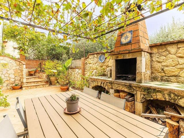 Casa pareada en venta en calle València, Bisbal d´Empordà, La, de 280 m² 7 habitaciones por 419.000