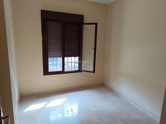 Casa pareada en venta en Brenes. Amplia vivienda de 3 plantas junto a parques, guardería y estación de Renfe. Casas pareadas.