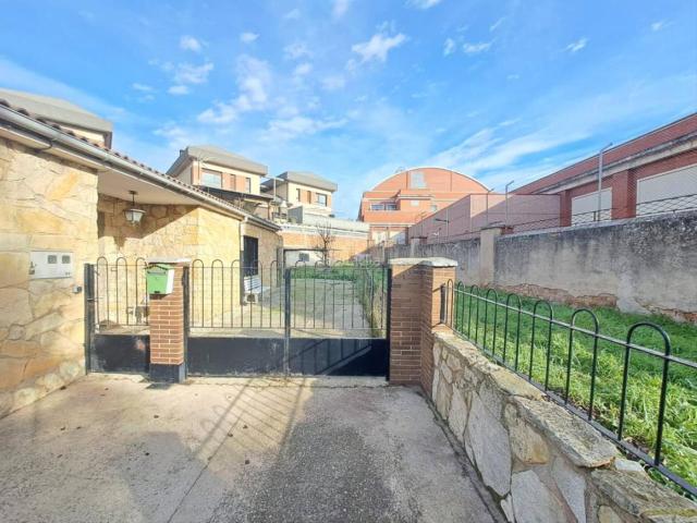 Casa pareada en venta en Burgos, Barriada de Yagüe. BONITA CASA EN PLANTA BAJA CON AMPLIO TERRENO EN BURGOS. Casas pareadas.