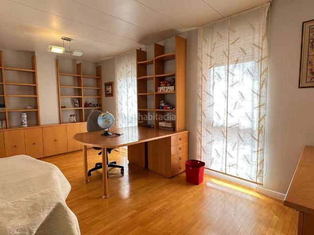 Casa pareada en venta en Burgos, Barriada de Yagüe. Casa en la Barriada San Juan Bautista con jardín privado y garaje grande. Casas pareadas.