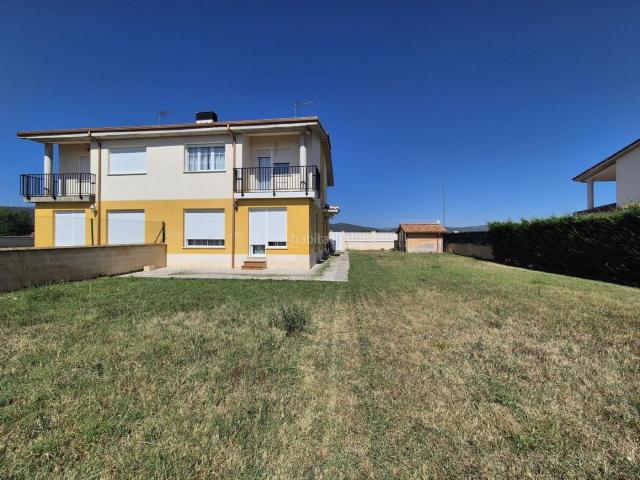 Casa pareada en venta en Burgos, Los Vadillos R. Sanitaria Pozanos. Bifamiliar en Villarcayo. Casas pareadas.