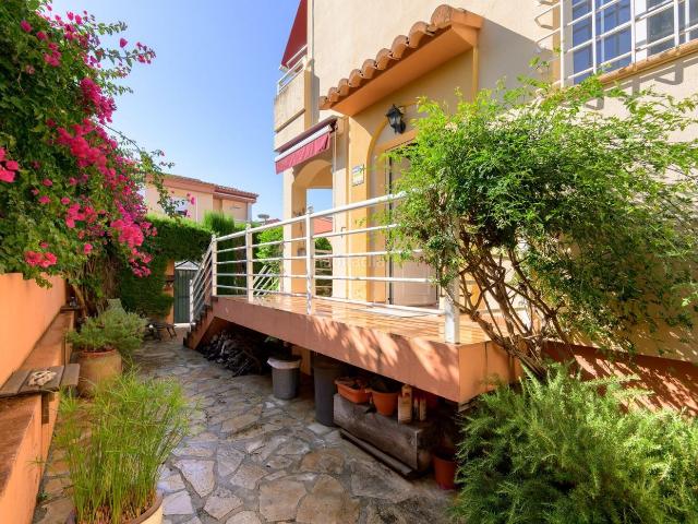 Casa pareada en venta en Gandia, Park Nord Casona. Chalet pareado en excelente estado con jardín y piscina comunitaria. Casas pareadas.
