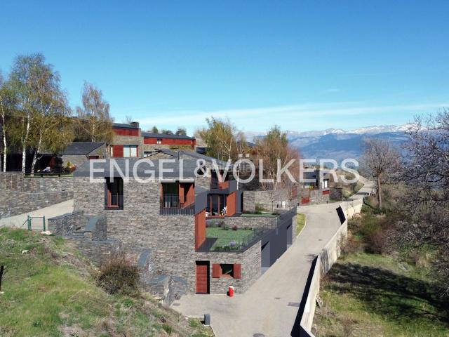 Casa pareada en venta en Ger Pirineos. Chalet pareado en venta en Niula_Puigmal, 1. Casas pareadas.