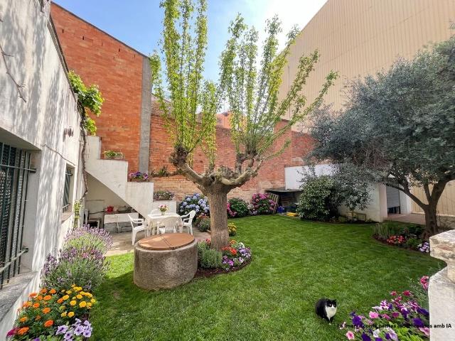 Casa pareada en venta en Girona, Santa Eugenia. Oportunitat casa en venda a Passeig d'Olot Sta. Eugenia Girona Oportunidad casa en venta en Paseo de Olot Sta. Eugenia Girona. Casas pareadas.