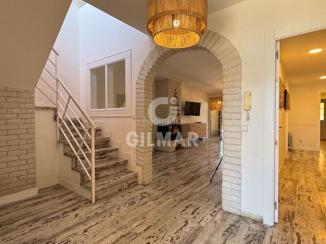 Casa pareada en venta en Guadarrama. Descubre este chalet pareado exclusivo de 197 m, recién reformado con materiales de gran calidad, ubicado en una tranquila y codic. Casas pareadas.