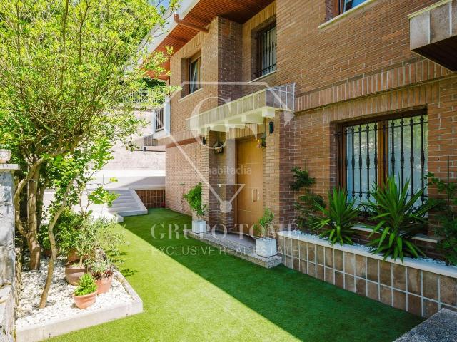 Casa pareada en venta en Donostia San Sebastián, Ategorrieta Ulía. Chalet de lujo con jardín en San Sebastián. Casas pareadas Donostia San.