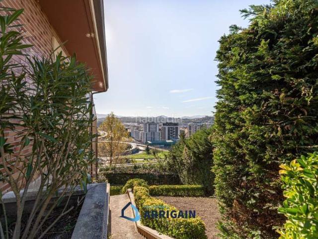 Casa pareada en venta en Donostia San Sebastián, Egia. Bonita villa bifamiliar con 250 metros de jardín y vistas despejadas. Casas pareadas Donostia San.