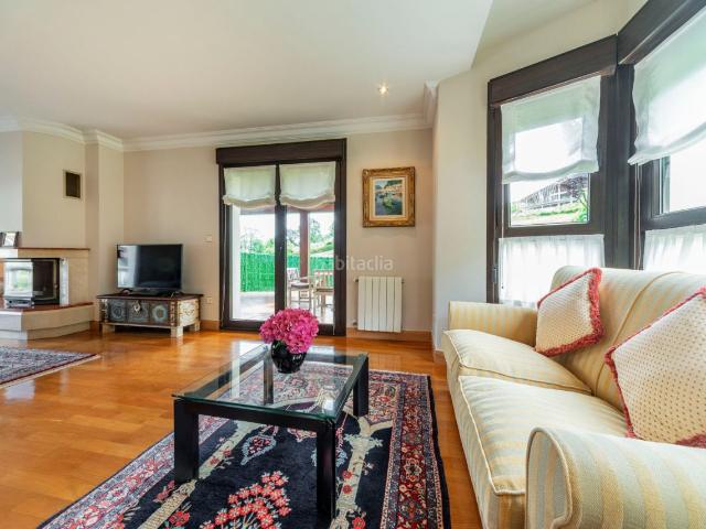 Casa pareada en venta en Donostia San Sebastián, Igeldo. Villa Unifamiliar Pareada con Jardín, Garaje y Txoko en Ubicación Privilegiada. Casas pareadas Donostia San.