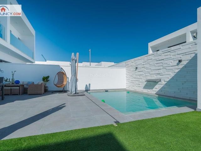 Casa pareada en venta en Dos Hermanas, Entrenúcleos. ESPECTACULAR CHALET ADOSADO EN LA ZONA DE ENTRENUCLEOS !. Casas pareadas Dos.