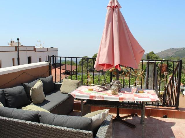 Casa pareada en venta en Enix. Casa pareado con jardín y varias terraza en dos niveles vistas al mar y montaña. Casas pareadas.