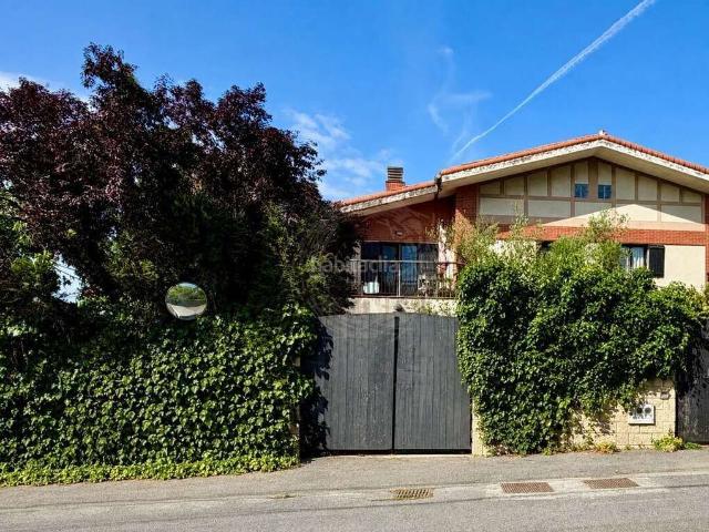 Casa pareada en venta en Erandio. ALQUILADO Chalet bifamiliar con piscina. Casas pareadas.