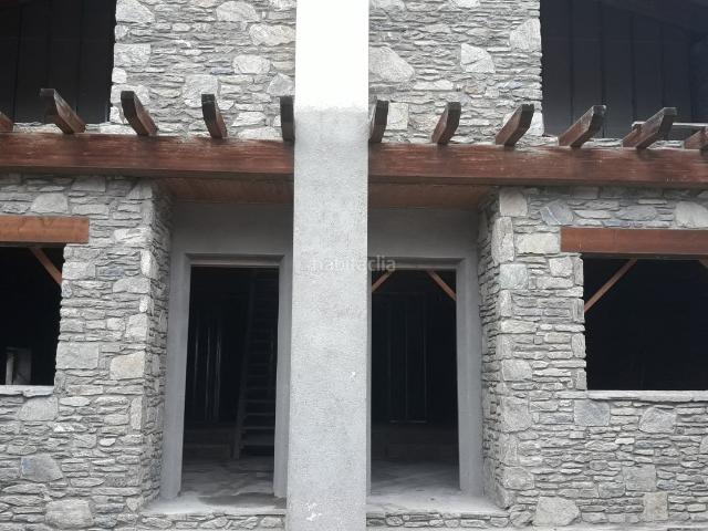 Casa pareada en venta en Estamariu. En venda dues cases apareades en construcció al poble dEstamariu. Casas pareadas.