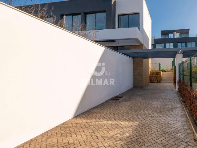 Casa pareada en venta en Estepona, Nueva Atalaya. Chalet ubicado en la prestigiosa New Golden Mile de Estepona, dentro de la exclusiva urbanización Serene Atalaya, este magnífico c. Casas pareadas.
