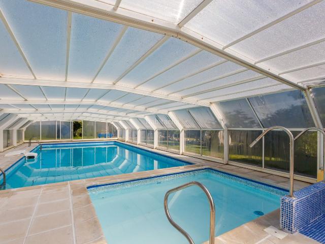 Casa pareada en venta en Ezcabarte. CASA EN EUSA EZCABARTE a 7 m. de Pamplona de 355 m2 con piscinas, jardín de 5.038 m2, 5 hab. 3 baños. Casas pareadas.
