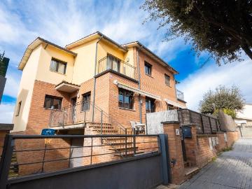Casa pareada en venta en Folgueroles. Casa unifamiliar a Folgueroles Tres vents, espais amplis i molt funcional. Casas pareadas.