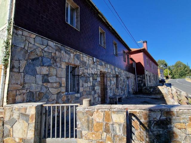 Casa pareada en venta en Forcarei. Se vende casa de dos plantas con terreno en Lugar Pousada, Forcarei. La casa se distribuye en dos plantas y bajo cubierta en la tr. Casas pareadas.