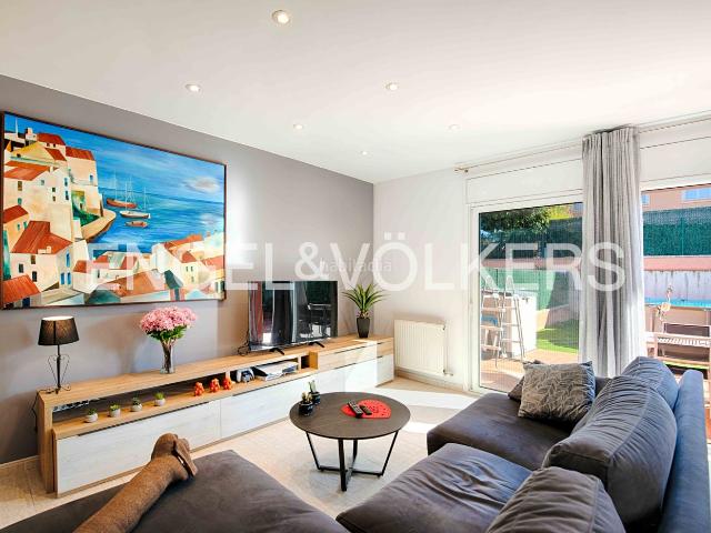 Casa pareada en venta en Far d´Empordà El. Casa pareada muy luminosa con gran jardín frente a zona verde en El Far dEmpordà. Casas pareadas Far d´Empordà.