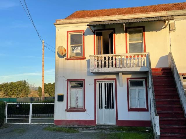 Casa pareada en venta en Ferrol, A Malata Catabois Ciudad Jardín. Vivienda pareada para reformar con excelente ubicación Santa Cecilia. Casas pareadas.