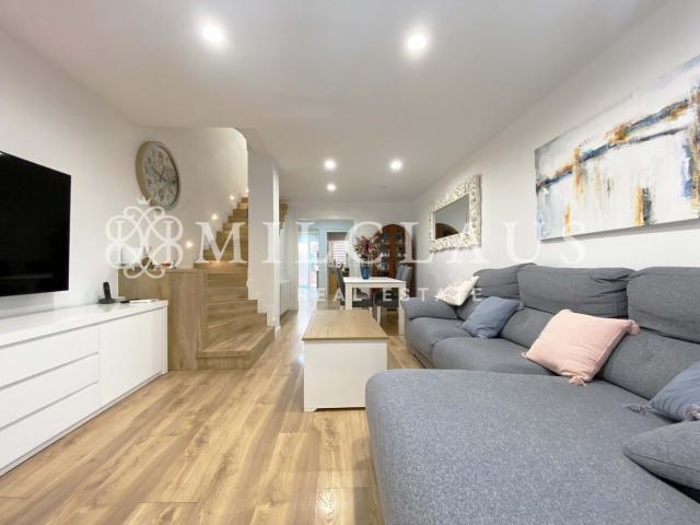 Casa pareada en venta en Hospitalet de Llobregat L´, Santa Eulàlia. Se vende espectacular casa totalmente reformada. Casas pareadas Hospitalet de Llobregat.