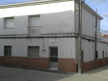Casa pareada en venta en Hinojal. Cada con patio y terraza nueva. Casas pareadas.
