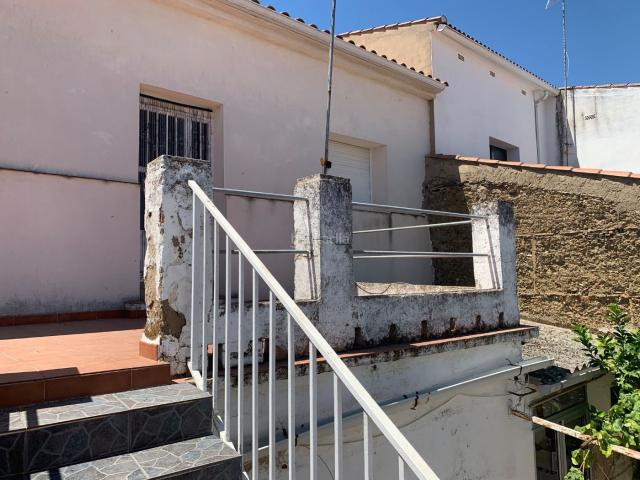 Casa pareada en venta en Hinojal. Cada con patio y terraza nueva. Casas pareadas.