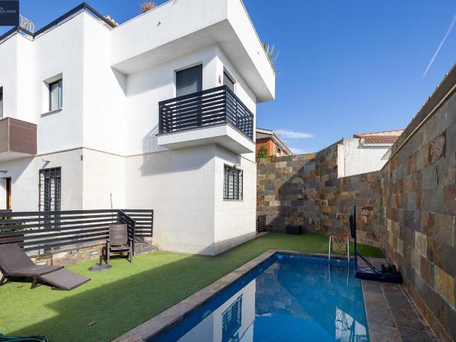 Casa pareada en venta en Huétor Vega. Casa pareada con piscina en Huetor Vega cerca Avda Andalucia. Casas pareadas Huétor.
