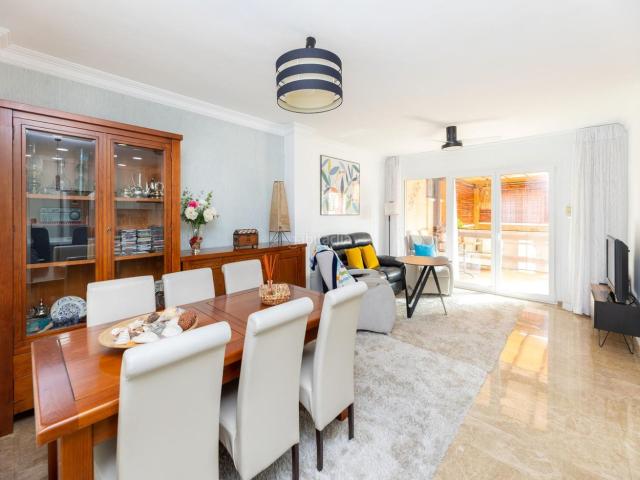Casa pareada en venta en Jun. ¡SE VENDE ESPECTACULAR CASA PAREADA Y REFORMADA Top con Jardín de Ensueño en la entrada de Jun! 3 DORMITORIOS, 2 BAÑOS PARA ENTR. Casas pareadas.
