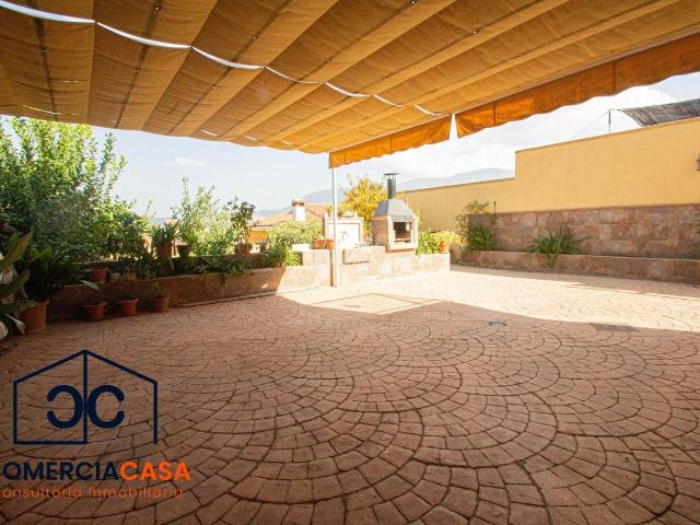 Casa pareada en venta en Jun. Tu nuevo hogar en Jun te está esperando Te presentamos este fantástico chalet que combina amplitud, comodidad y un sinfín de posib. Casas pareadas.