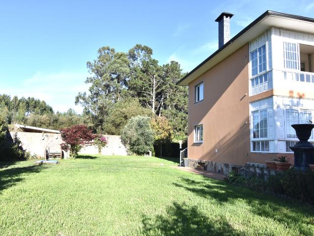 Casa pareada en venta en Oleiros, Mera Serantes. Casas pareadas.