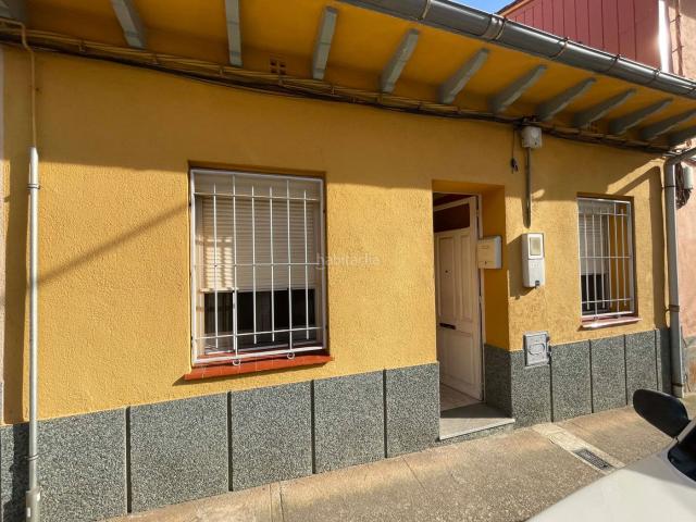 Casa pareada en venta en Olot. UNA CASA CON ENCANTO: PRÁCTICA, CÓMODA Y CON JARDÍN. Casas pareadas.