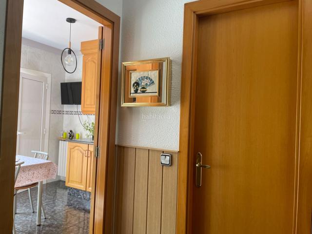 Casa pareada en venta en Olot. Impecable casa adosada de 164 m² con terraza de 59 m² en Olot Zona Residencial. Casas pareadas.