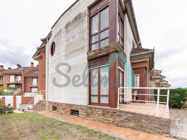 Casa pareada en venta en Oviedo, Olivares. Casas pareadas.