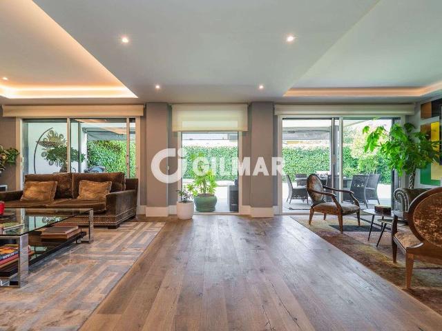 Casa pareada en venta en La Moraleja, Encinar de los Reyes. Una casa extraordinaria en El Encinar de los Reyes. El tamaño de una vivienda independiente con la privacidad de un chalet pareado. Casas.