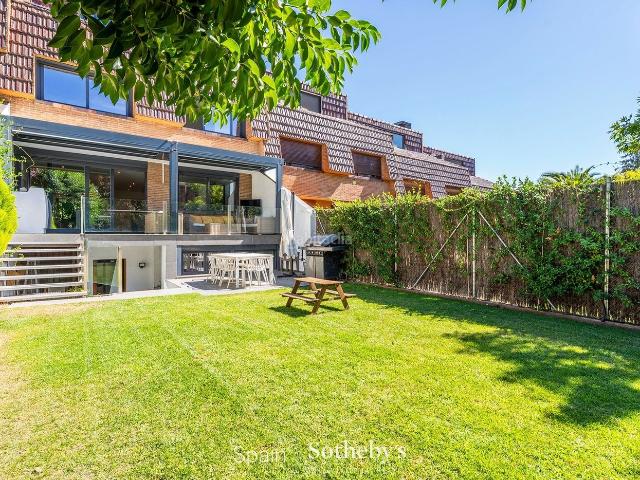 Casa pareada en venta en La Moraleja, El Soto de la Moraleja. Vivienda Adosada Moderna en Alcobendas, Madrid, España. Casas pareadas La.