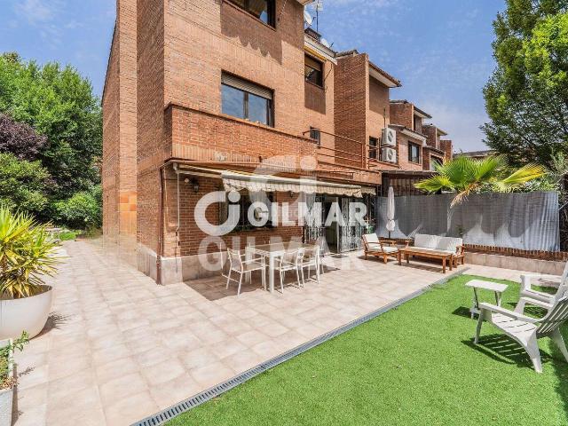 Casa pareada en venta en La Moraleja, El Soto de la Moraleja. Se presenta esta magnífica casa pareada en una de las zonas residenciales más exclusivas de Soto de la Moraleja. Se trata de una v. Casas.