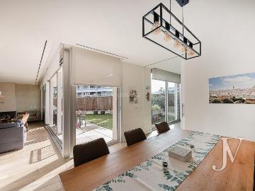 Casa pareada en venta en La Moraleja, Urbanización La Moraleja. El Encinar de los Reyes La Moraleja, chalet pareado de esquina, en urbanización del 2021 con zonas comunes y seguridad 24horas. Casas.