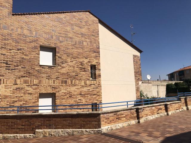 Casa pareada en venta en Lastrilla La. Chalet Pareado en Venta LA LASTRILLA SegoviaBENEFICIOSEl amplio ESPACIO del inmueble con amplias dependencias.El ESTADO Sin Estre. Casas pareadas Lastrilla.