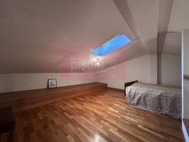 Casa pareada en venta en Lugo, Centro Recinto Amurallado. En venta casa entre medianeras con bar en funcionamiento y vivienda arriba con tres dormitorios y dos baños!. Casas pareadas.