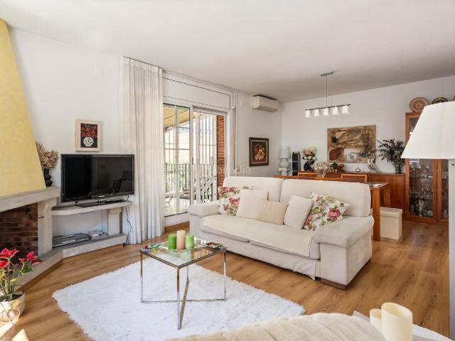 Casa pareada en venta en Mollet del Vallès, Can Pantiquet. Casa esquinera impecable!. Casas pareadas Mollet del.